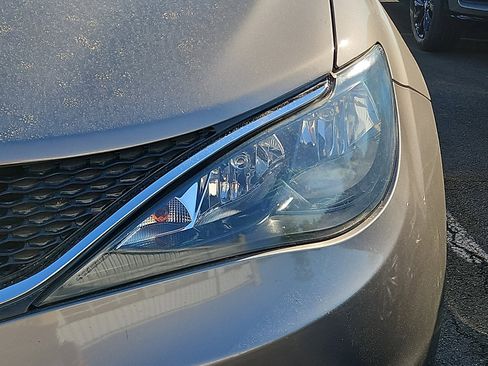 Used 2017 Chrysler Pacifica Touring FWD image 5