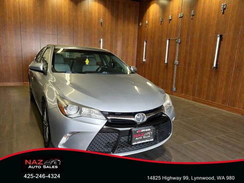 Used 2017 Toyota Camry SE FWD image 1