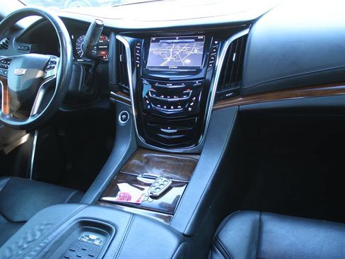 Used 2017 Cadillac Escalade Luxury RWD image 24