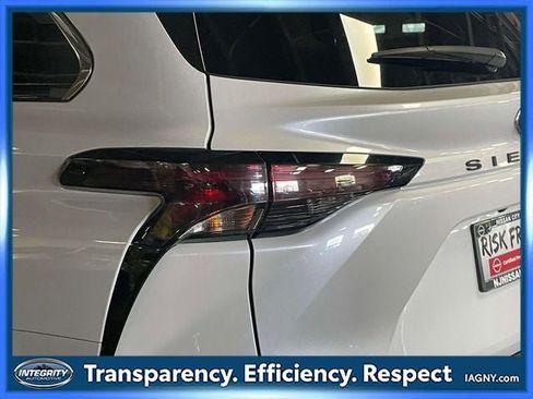Used 2023 Toyota Sienna XLE FWD image 11