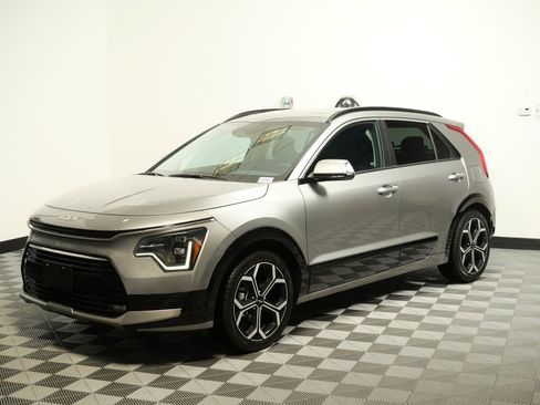 Used 2023 Kia Niro SX Touring image 4
