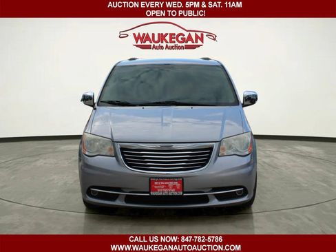 Used 2013 Chrysler Town & Country Touring-L w/ Driver Convenience Group FWD image 2