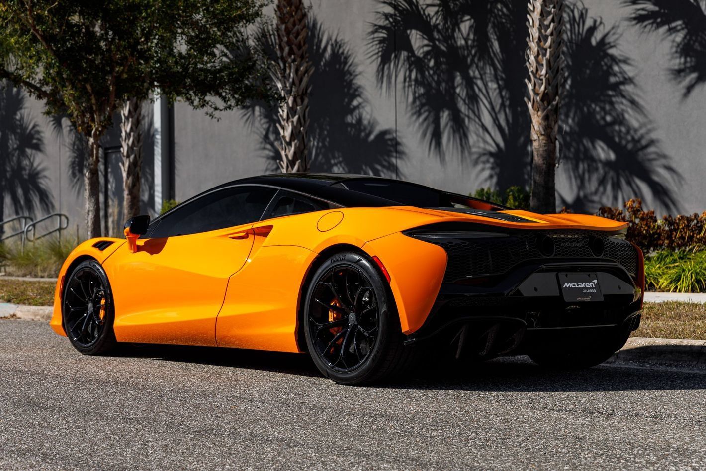 Used 2025 McLaren Artura RWD image 23