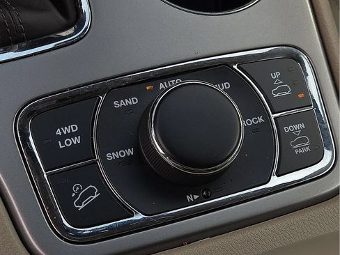 Used 2019 Jeep Grand Cherokee Overland AWD/4WD image 15