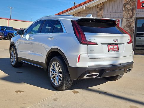 Used 2024 Cadillac XT4 Premium Luxury image 2