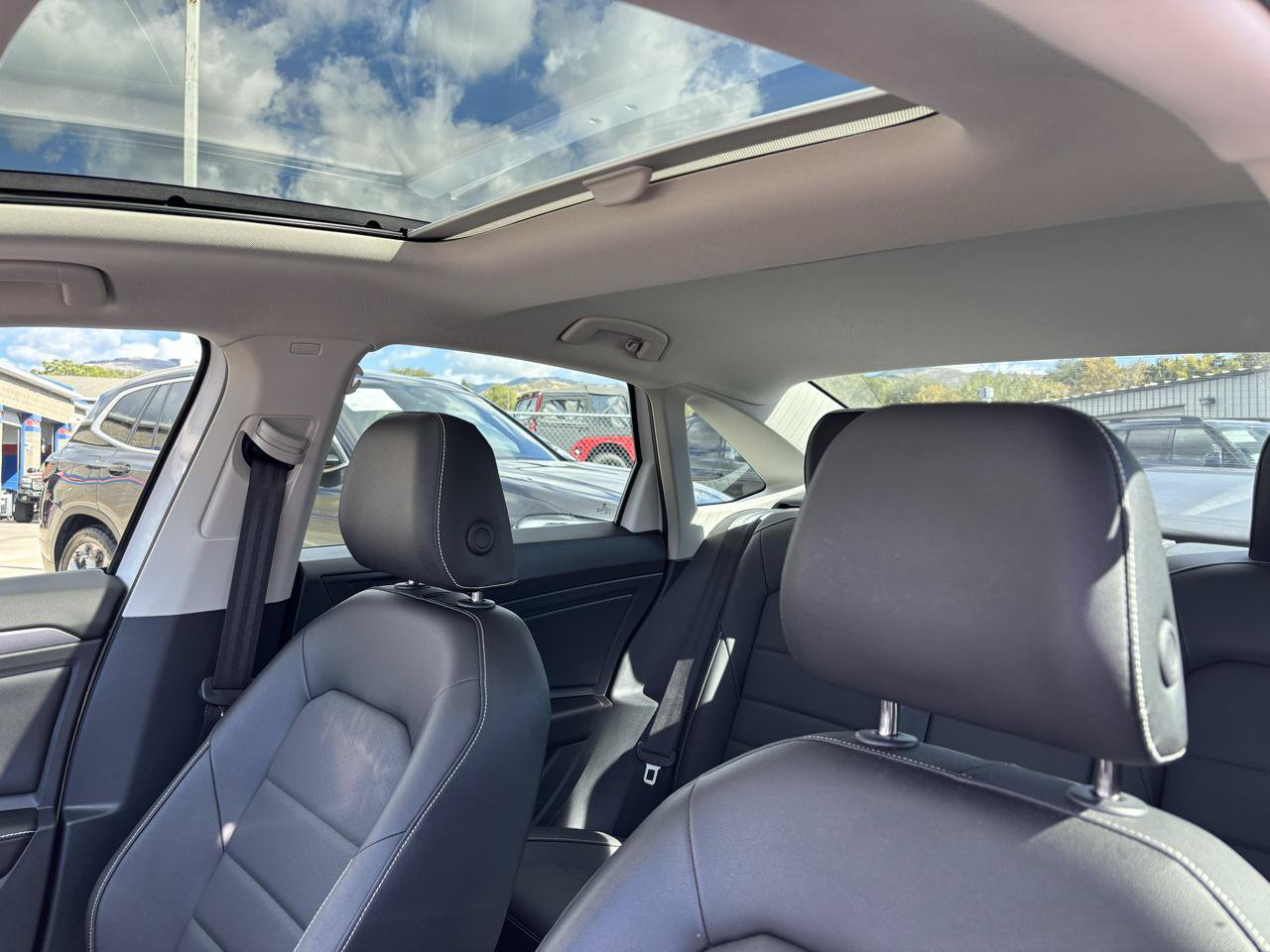 Used 2024 Volkswagen Jetta SE w/ Panoramic Sunroof Package FWD image 4