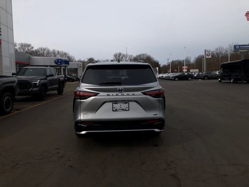 Certified 2025 Toyota Sienna XSE image 6