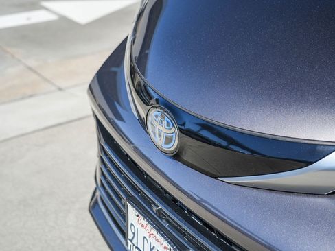 Certified 2024 Toyota Sienna Platinum FWD image 3