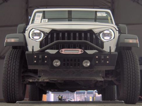 Used 2018 Jeep Wrangler Unlimited Sport S AWD/4WD image 3