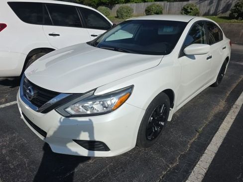 Used 2017 Nissan Altima 2.5 S w/ Interior Lighting Package FWD image 3