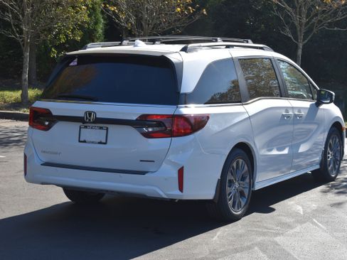 New 2026 Honda Odyssey Touring image 8