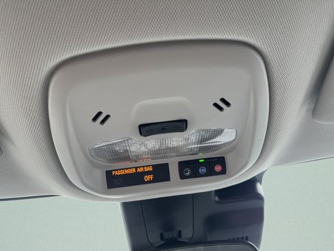Used 2025 Chevrolet Trax LT w/ LT Convenience Package FWD image 12