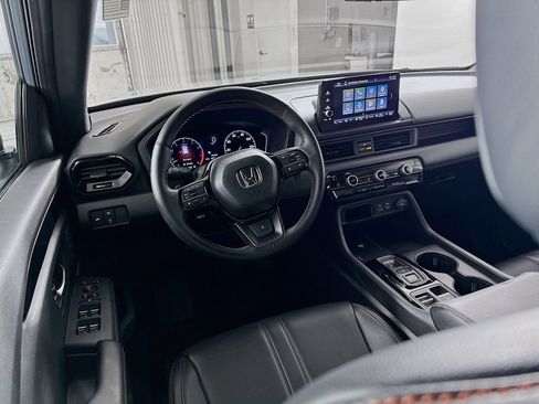 Used 2025 Honda Pilot TrailSport image 13