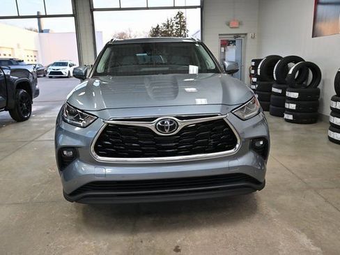 Used 2023 Toyota Highlander Limited image 2