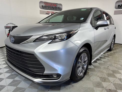 Used 2025 Toyota Sienna XLE image 8