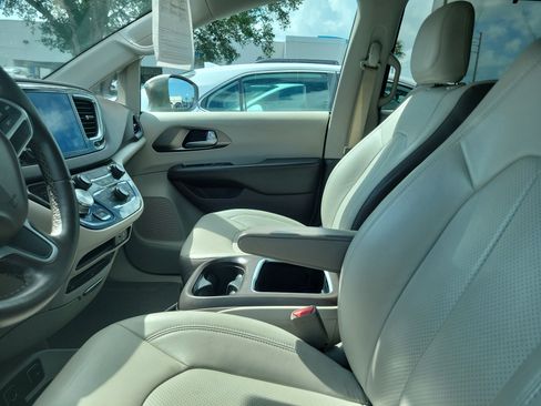 Used 2017 Chrysler Pacifica Touring-L Plus FWD image 7