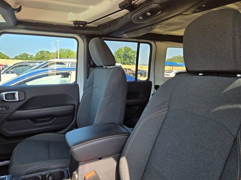 Used 2025 Jeep Wrangler Unlimited Sahara AWD/4WD image 5