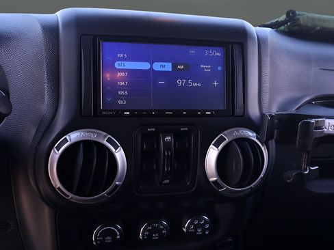 Used 2015 Jeep Wrangler Unlimited Sahara w/ Connectivity Group AWD/4WD image 24
