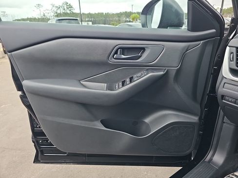 Used 2025 Nissan Rogue S image 29