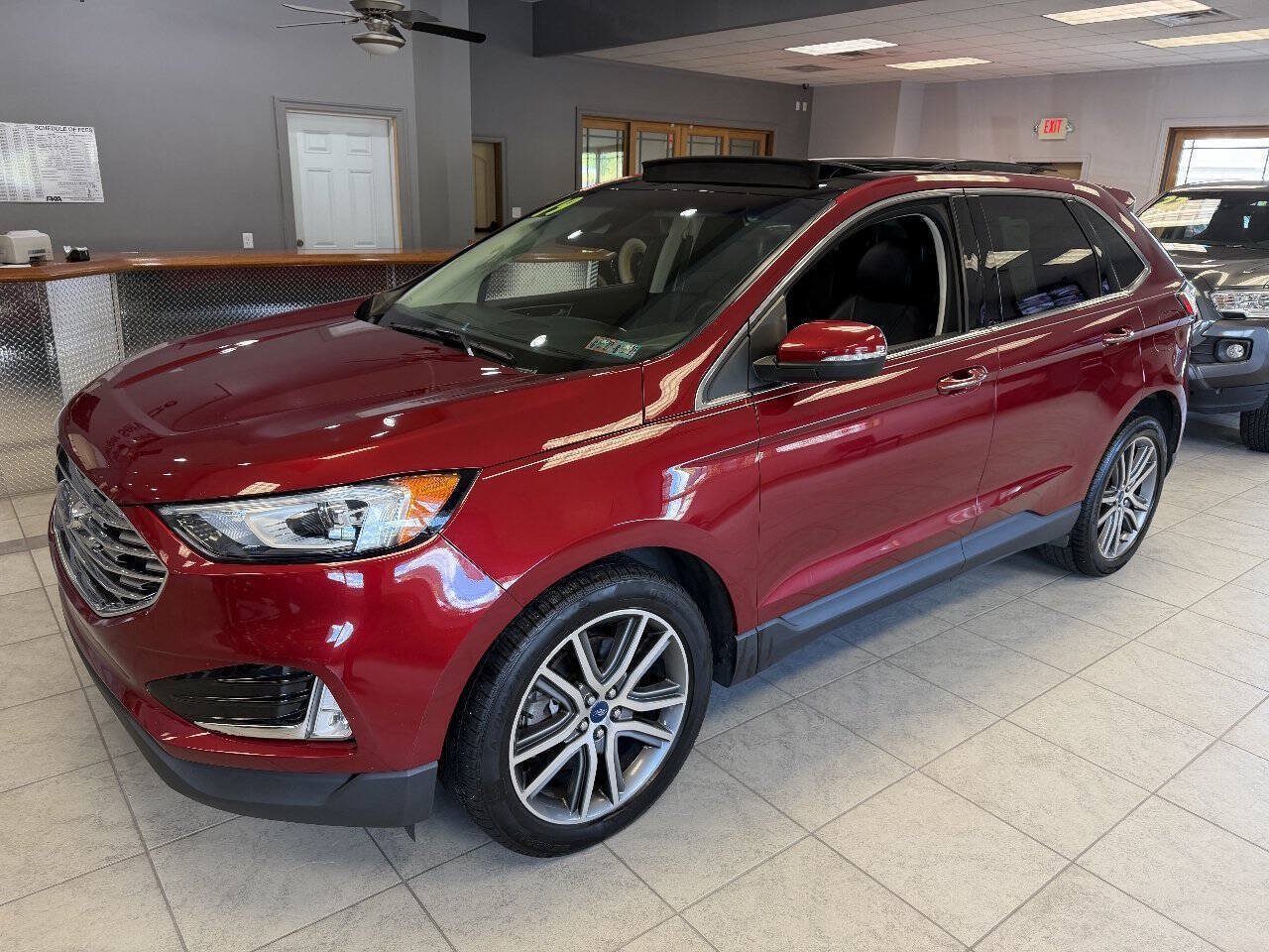 Used 2019 Ford Edge Titanium w/ Cold Weather Package AWD/4WD image 3