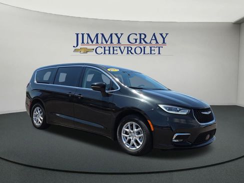 Used 2023 Chrysler Pacifica Touring-L FWD image 7