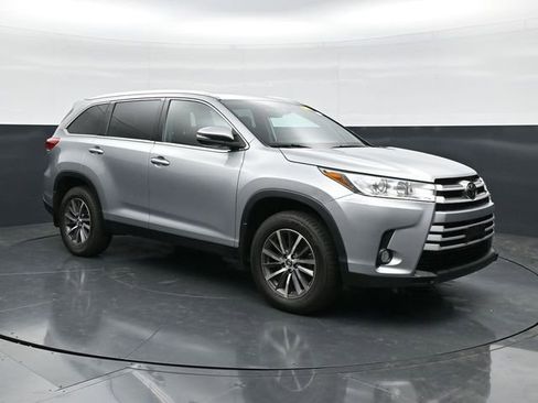 Used 2019 Toyota Highlander XLE AWD/4WD image 3