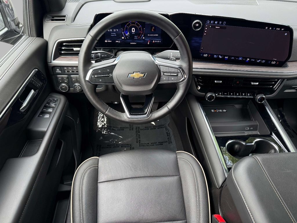 Used 2026 Chevrolet Suburban Premier AWD/4WD image 4