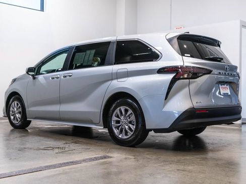 Certified 2025 Toyota Sienna LE FWD image 7