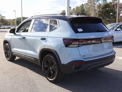 New 2026 Volkswagen Taos SE image 5