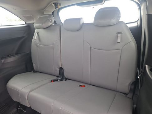 Used 2025 Toyota Sienna XLE w/ XLE Plus Package FWD image 17
