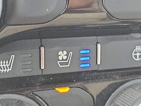 Used 2020 RAM 1500 Laramie RWD image 3
