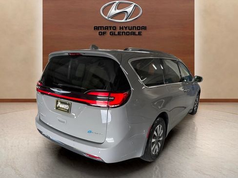 Used 2021 Chrysler Pacifica Touring-L FWD image 6