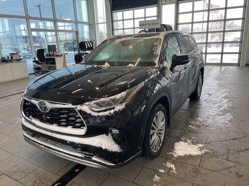 Used 2023 Toyota Highlander Platinum image 2