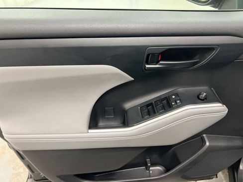 Used 2022 Toyota Highlander LE AWD/4WD image 20
