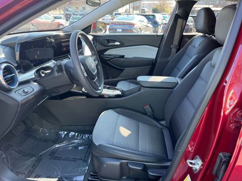 Used 2025 Chevrolet Trax LT image 21