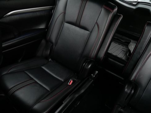 Used 2019 Toyota Highlander SE image 12