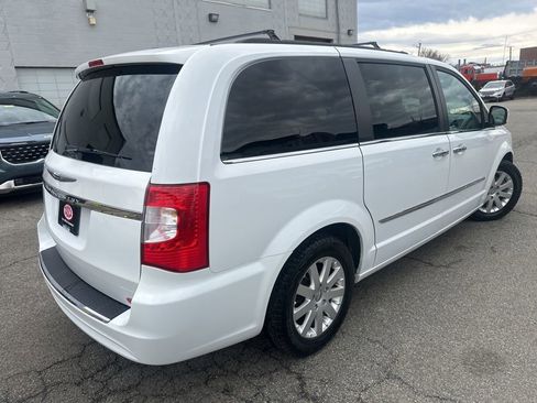 Used 2015 Chrysler Town & Country Touring w/ Driver Convenience Group FWD image 6