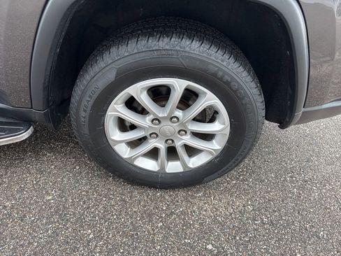 Used 2021 Jeep Grand Cherokee Laredo image 9