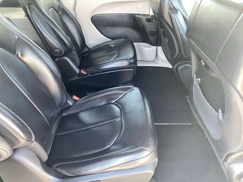 Used 2023 Chrysler Pacifica Touring-L FWD image 12
