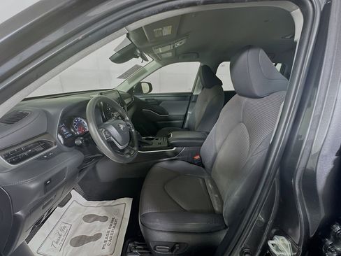 Used 2022 Toyota Highlander L image 12