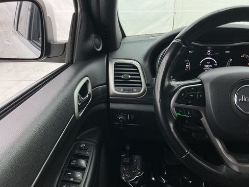 Used 2019 Jeep Grand Cherokee Laredo AWD/4WD image 32