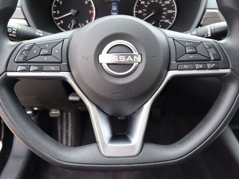 Used 2025 Nissan Altima 2.5 SV FWD image 11