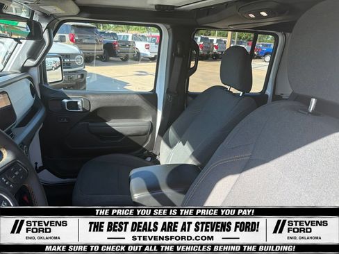 Used 2025 Jeep Gladiator Sport AWD/4WD image 19