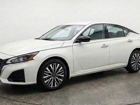 Used 2025 Nissan Altima 2.5 SV FWD image 3