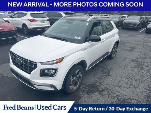 Used 2023 Hyundai Venue Limited image 4