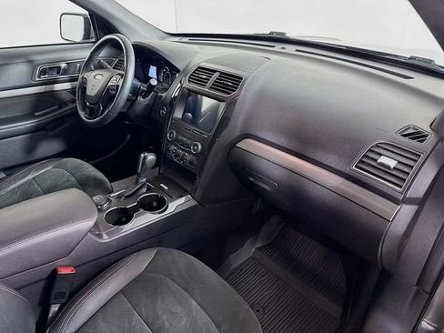 Used 2019 Ford Explorer XLT w/ XLT Sport Appearance Package AWD/4WD image 33
