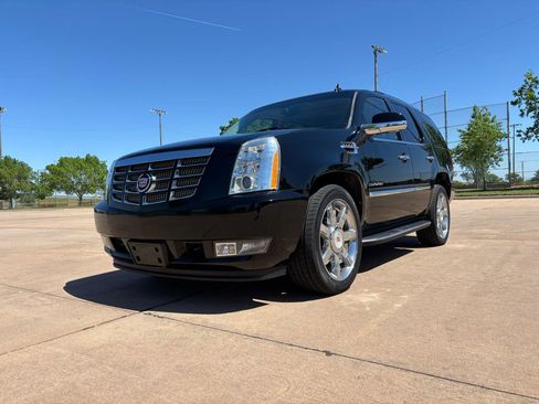 Used 2014 Cadillac Escalade Luxury RWD image 3