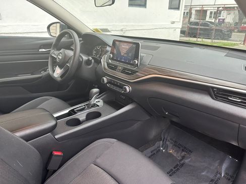 Used 2025 Nissan Altima 2.5 SV FWD image 29