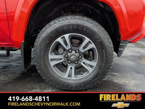 Used 2018 Toyota Tacoma TRD Sport image 9
