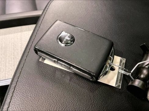 Certified 2025 Volvo XC60 B5 Plus image 12